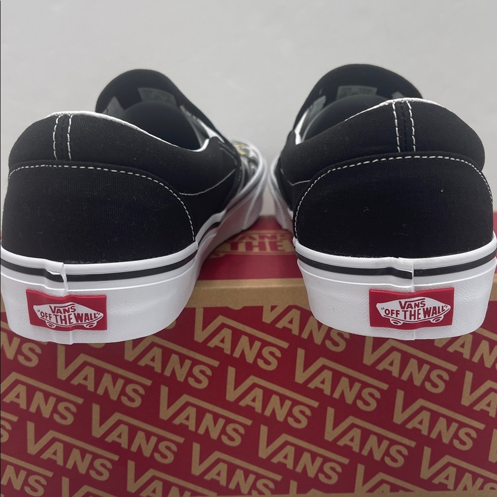 Vans WMNS Classic Slip-On
Flame Skull Black/True White
VN0009Q7BMX Sneakers - Picture 14 of 16